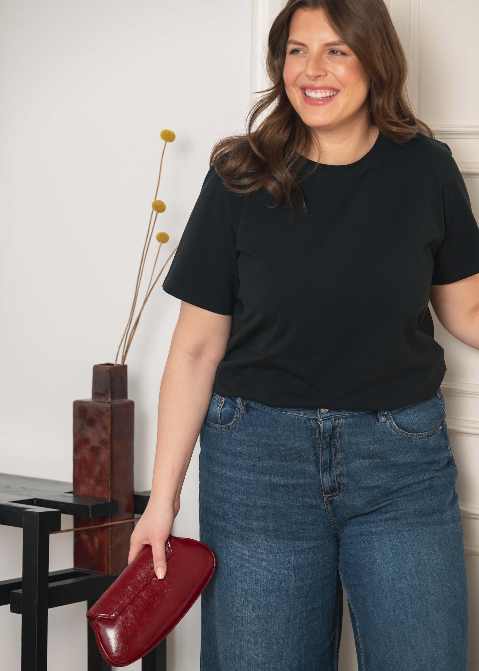 nakoa-emilia-t-shirt-black_2.jpg