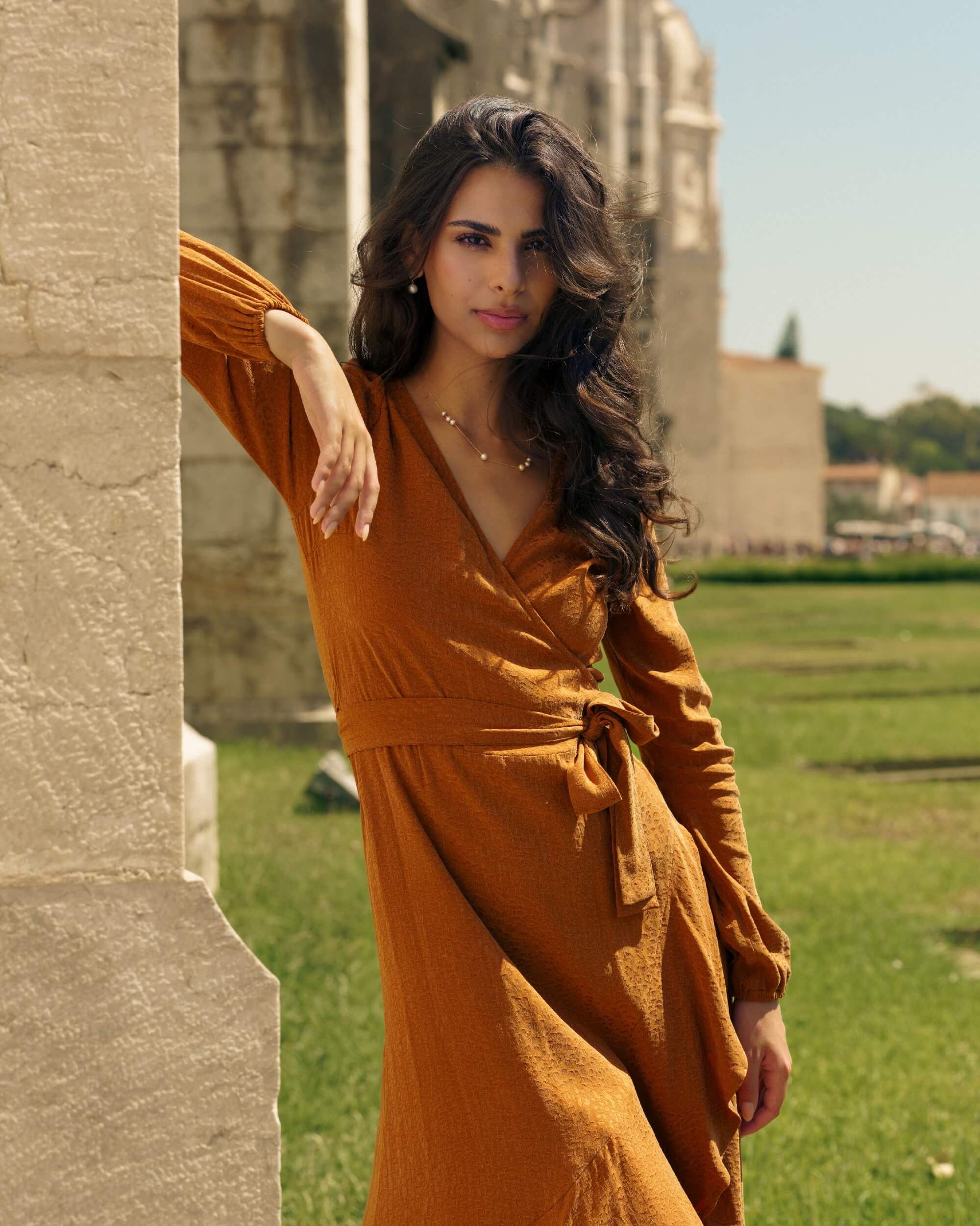 nakoa-golden-leo-eloise-dress-valekietaisumekko.jpg