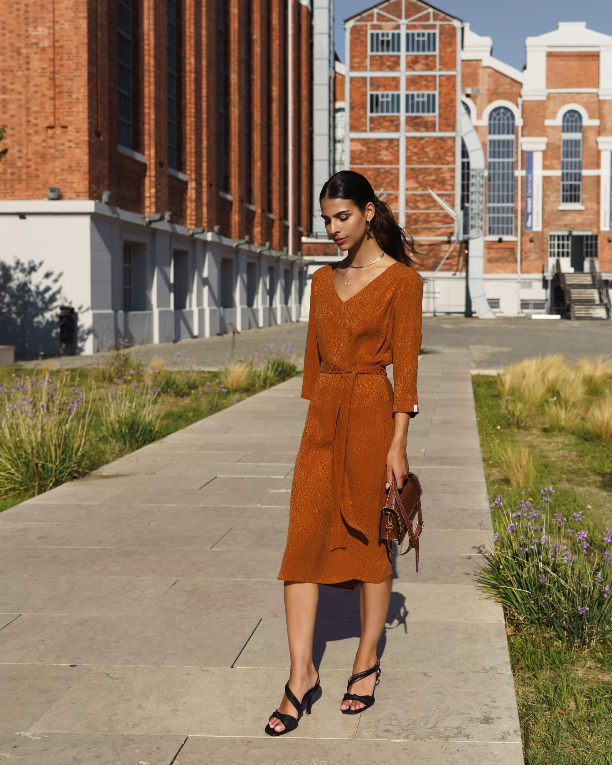 nakoa-vera-dress-golden-leo-uutuusmekko.jpg