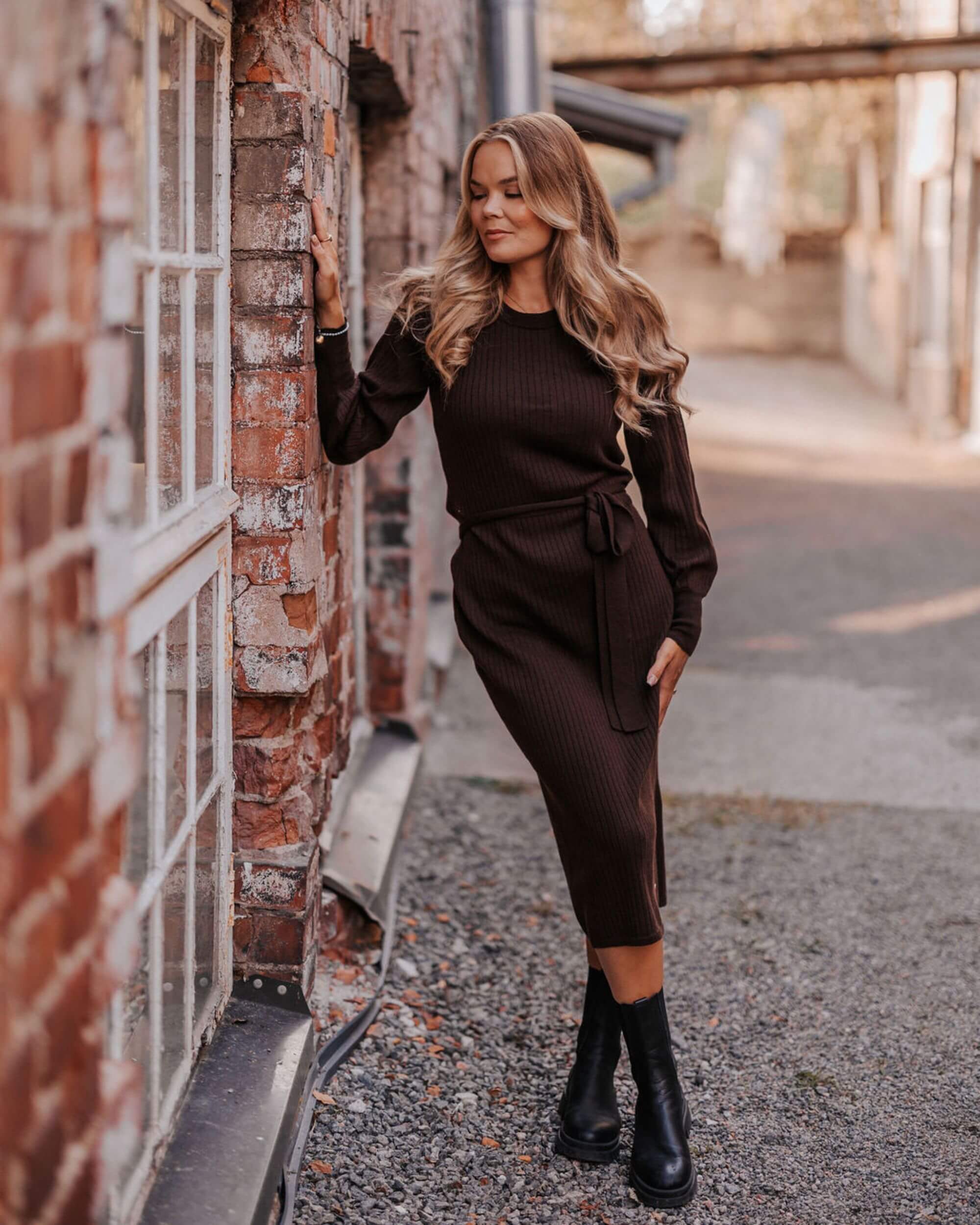 ruskea-leona-mekko-nakoa-espresso-dress-aw25_1.jpg